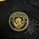 camisa-camiseta-manchester-city-puma-etihad-airways-versao-torcedor-masculina-26-27-away-fora-ii-secundaria-2-dourado-dourada-azul-preta-preto_3