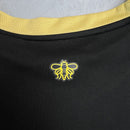 camisa-camiseta-manchester-city-puma-etihad-airways-versao-torcedor-masculina-26-27-away-fora-ii-secundaria-2-dourado-dourada-azul-preta-preto_7