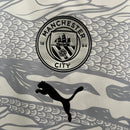 camisa-camiseta-manchester-city-puma-etihad-airways-versao-versao-torcedor-masculina-24-25-edicao-edicao-especial-ano-novo-chines-chines-erling-haaland-de-bruyne-branca-branco-preta-p_3498fc80-e8ef-4762-bf1d-63b79bd389be