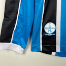 camisa-camiseta-manga-longa-gremio-gremio-banrisul-umbro-versao-versao-torcedor-masculina-23-24-home-casa-i-principal-1-azul-preto-preta-branca-branco_8