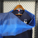 camisa-camiseta-manga-longa-selecao-selecao-francesa-franca-franca-nike-versao-versao-torcedor-masculina-2018-home-casa-i-principal-1-azul-branca-branco-vermelha-vermelho-retro-retro