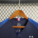 camisa-camiseta-manga-longa-selecao-selecao-francesa-franca-franca-nike-versao-versao-torcedor-masculina-2018-home-casa-i-principal-1-azul-branca-branco-vermelha-vermelho-retro-retro_d6130cb1-65e1-4be8-bcc6-2f8003b72bcd