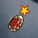 camisa-camiseta-milan-lotto-OPEL-versao-torcedor-masculina-95-96-third-away-fora-iii-terceira-3-azul-branca-branco-retro_4