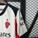 camisa-camiseta-milan-puma-emirates-fly-better-versao-torcedor-masculina-25-26-away-fora-ii-secundaria-2-vermelha-vermelho-preta-preto-branca-branco_5