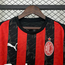camisa-camiseta-milan-puma-emirates-fly-better-versao-torcedor-masculina-25-26-home-casa-i-principal-1-vermelha-vermelho-preta-preto_2