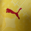 camisa-camiseta-milan-puma-emirates-fly-better-versao-torcedor-masculina-25-26-third-away-fora-iii-terceira-3-vermelha-vermelho-preta-preto-amarela-amarelo-verde_4