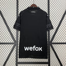 camisa-camiseta-milan-puma-emirates-fly-better-versao-versao-torcedor-masculina-23-24-edicao-edicao-especial-pleasures-preta-preto-cinza-branca-branco_3