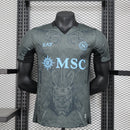 camisa-camiseta-napoli-ea7-msc-versao-versao-jogador-masculina-24-25-third-away-fora-iii-3-terceira-branca-branco-preta-preto-azul-cinza_1