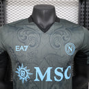 camisa-camiseta-napoli-ea7-msc-versao-versao-jogador-masculina-24-25-third-away-fora-iii-3-terceira-branca-branco-preta-preto-azul-cinza_4