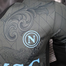 camisa-camiseta-napoli-ea7-msc-versao-versao-jogador-masculina-24-25-third-away-fora-iii-3-terceira-branca-branco-preta-preto-azul-cinza_7