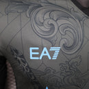 camisa-camiseta-napoli-ea7-msc-versao-versao-jogador-masculina-24-25-third-away-fora-iii-3-terceira-branca-branco-preta-preto-azul-cinza_8