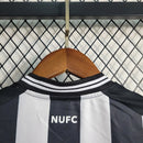 camisa-camiseta-newcastle-united-castore-sela-versao-versao-torcedor-conjunto-infantil-shorts-23-24-home-casa-i-principal-1-preta-branca-preto-branco_13