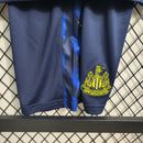 camisa-camiseta-newcastle-united-castore-sela-versao-versao-torcedor-conjunto-infantil-shorts-23-24-third-away-fora-iii-terceira-3-preta-branca-preto-branco-azul-amarela-amarelo_4