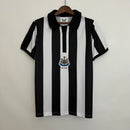 camisa-camiseta-newcastle-united-castore-sela-versao-versao-torcedor-masculina-23-24-comemorativa-130-anos-preta-branca-preto-branco_1