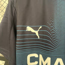 camisa-camiseta-olympique-de-marseille-puma-cma-cgm-versao-torcedor-masculina-25-26-away-fora-ii-secundaria-2-branca-branco-azul-preta-preto_3