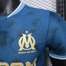 camisa-camiseta-olympique-marseille-puma-cmacgm-versao-versao-jogador-masculina-24-25-away-fora-ii-secundaria-2-azul-dourada-dourado_6