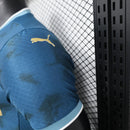 camisa-camiseta-olympique-marseille-puma-cmacgm-versao-versao-jogador-masculina-24-25-away-fora-ii-secundaria-2-azul-dourada-dourado_8