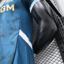 camisa-camiseta-olympique-marseille-puma-cmacgm-versao-versao-jogador-masculina-24-25-away-fora-ii-secundaria-2-azul-dourada-dourado_9