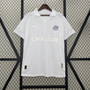 camisa-camiseta-olympique-marseille-puma-cmacgm-versao-versao-torcedor-masculina-24-25-edicao-edicao-especial-branca-branco-azul_1
