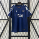 camisa-camiseta-paris-saint-germain-psg-jordan-qatar-airways-versao-versao-torcedor-masculina-24-25-fourth-away-fora-iv-quarta-4-branca-branco-azul_1