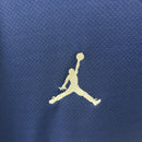 camisa-camiseta-paris-saint-germain-psg-jordan-qatar-airways-versao-versao-torcedor-masculina-24-25-fourth-away-fora-iv-quarta-4-branca-branco-azul_5