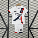 camisa-camiseta-paris-saint-germain-psg-nike-qatar-airways-versao-versao-torcedor-conjunto-infantil-kids-24-25-away-fora-ii-secundaria-2-vermelha-vermelho-azul-branca-branco_1