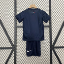 camisa-camiseta-paris-saint-germain-psg-nike-qatar-airways-versao-versao-torcedor-conjunto-infantil-kids-24-25-home-casa-i-principal-1-vermelha-vermelho-azul-branca-branco