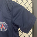 camisa-camiseta-paris-saint-germain-psg-nike-qatar-airways-versao-versao-torcedor-conjunto-infantil-kids-24-25-home-casa-i-principal-1-vermelha-vermelho-azul-branca-branco_4