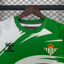 camisa-camiseta-real-betis-hummel-gree-versao-torcedor-masculina-25-26-edicao-especial-naruto-shippuden-branca-branco-verde-preta-preto_2