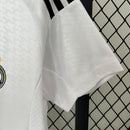 camisa-camiseta-real-madrid-adidas-emirates-fly-better-versao-versao-torcedor-feminina-24-25-home-casa-i-principal-1-preta-branca-preto-branco-kylian-mbappe_2