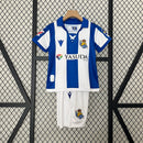 camisa-camiseta-real-sociedad-macron-yasuda-group-versao-versao-torcedor-conjunto-infantil-shorts-24-25-home-casa-i-principal-1-azul-branca-branco_1