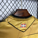 camisa-camiseta-real-sociedad-macron-yasuda-group-versao-versao-torcedor-masculina-24-25-away-fora-ii-secundaria-2-preta-preto-dourada-dourado_2