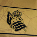camisa-camiseta-real-sociedad-macron-yasuda-group-versao-versao-torcedor-masculina-24-25-away-fora-ii-secundaria-2-preta-preto-dourada-dourado_4