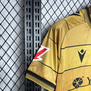 camisa-camiseta-real-sociedad-macron-yasuda-group-versao-versao-torcedor-masculina-24-25-away-fora-ii-secundaria-2-preta-preto-dourada-dourado_6