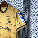 camisa-camiseta-real-sociedad-macron-yasuda-group-versao-versao-torcedor-masculina-24-25-away-fora-ii-secundaria-2-preta-preto-dourada-dourado_7