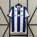 camisa-camiseta-real-sociedad-macron-yasuda-group-versao-versao-torcedor-masculina-24-25-home-casa-i-principal-1-azul-branca-branco_1