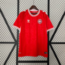 camisa-camiseta-selecao-selecao-dinamarca-dinamarquesa-hummel-versao-versao-torcedor-masculina-24-25-home-casa-i-principal-1-vermelha-vermelho-branca-branco_1