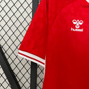 camisa-camiseta-selecao-selecao-dinamarca-dinamarquesa-hummel-versao-versao-torcedor-masculina-24-25-home-casa-i-principal-1-vermelha-vermelho-branca-branco_6
