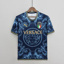 camisa-camiseta-selecao-selecao-italiana-italia-italia-puma-versao-versao-torcedor-masculina-22-23-edicao-edicao-especial-versace-azul-verde-vermelha-vermelho-branca-branco-dourada-do_8e5d6cdf-ca9a-454b-9e6f-a588c95790b7