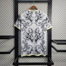 camisa-camiseta-selecao-selecao-italiana-italia-italia-puma-versao-versao-torcedor-masculina-23-24-edicao-edicao-especial-versace-azul-verde-vermelha-vermelho-branca-branco-dourada-do_430e84b5-6e49-4c5f-af16-2b473e2796c6
