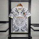 camisa-camiseta-selecao-selecao-italiana-italia-italia-puma-versao-versao-torcedor-masculina-23-24-edicao-edicao-especial-versace-azul-verde-vermelha-vermelho-branca-branco-dourada-do_51845527-a228-4059-9b08-7320f7358e86