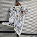 camisa-camiseta-selecao-selecao-italiana-italia-italia-puma-versao-versao-torcedor-masculina-23-24-edicao-edicao-especial-versace-azul-verde-vermelha-vermelho-branca-branco-dourada-do_9b19895d-54e0-4f1f-9ed3-ac50f21f0595