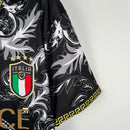 camisa-camiseta-selecao-selecao-italiana-italia-italia-puma-versao-versao-torcedor-masculina-23-24-edicao-edicao-especial-versace-azul-verde-vermelha-vermelho-branca-branco-preto-pret_5d152ade-ae3e-4717-b8d8-14cad096d12a