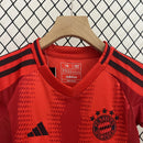 camisa-camiseta-shorts-bayern-munchen-adidas-T-versao-versao-torcedor-conjunto-infantil-kids-24-25-home-casa-i-principal-1-vermelha-vermelho-preta-preto_2