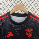 camisa-camiseta-shorts-benfica-adidas-emirates-fly-better-versao-versao-torcedor-conjunto-infantil-kids-24-25-away-fora-ii-secundaria-2-vermelha-vermelho-preto-pret