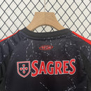 camisa-camiseta-shorts-benfica-adidas-emirates-fly-better-versao-versao-torcedor-conjunto-infantil-kids-24-25-away-fora-ii-secundaria-2-vermelha-vermelho-preto-pret_3