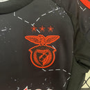 camisa-camiseta-shorts-benfica-adidas-emirates-fly-better-versao-versao-torcedor-conjunto-infantil-kids-24-25-away-fora-ii-secundaria-2-vermelha-vermelho-preto-pret_6