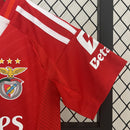 camisa-camiseta-shorts-benfica-adidas-emirates-fly-better-versao-versao-torcedor-conjunto-infantil-kids-24-25-home-casa-i-principal-1-vermelha-vermelho-branca-branc_7