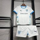 camisa-camiseta-shorts-olympique-marseille-puma-cmacgm-versao-versao-torcedor-conjunto-infantil-kids-24-25-home-casa-i-principal-1-azul-branca-branco_2