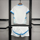 camisa-camiseta-shorts-olympique-marseille-puma-cmacgm-versao-versao-torcedor-conjunto-infantil-kids-24-25-home-casa-i-principal-1-azul-branca-branco_4